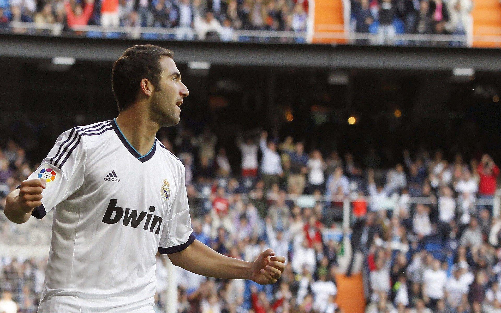 硬汉本色！詹姆斯突破碰撞膝盖痛苦倒地 跺脚坚持奋战诠释领袖担当